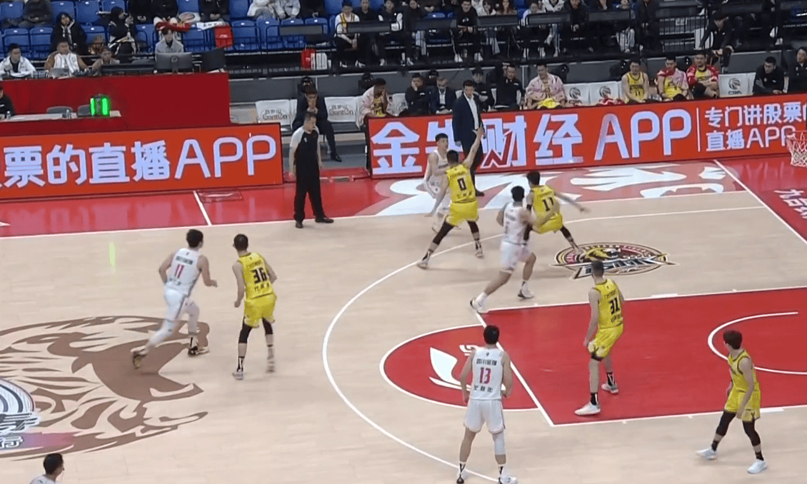 陕西男篮客场失利，季后赛前景堪忧的简单介绍