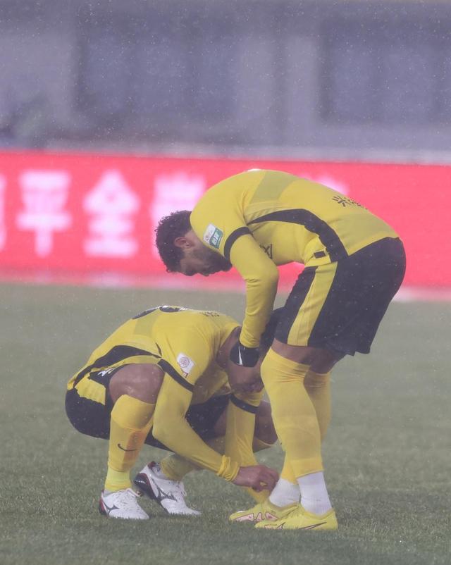 中超联赛狂风暴雨，球员们拼尽全力争夺胜负的简单介绍