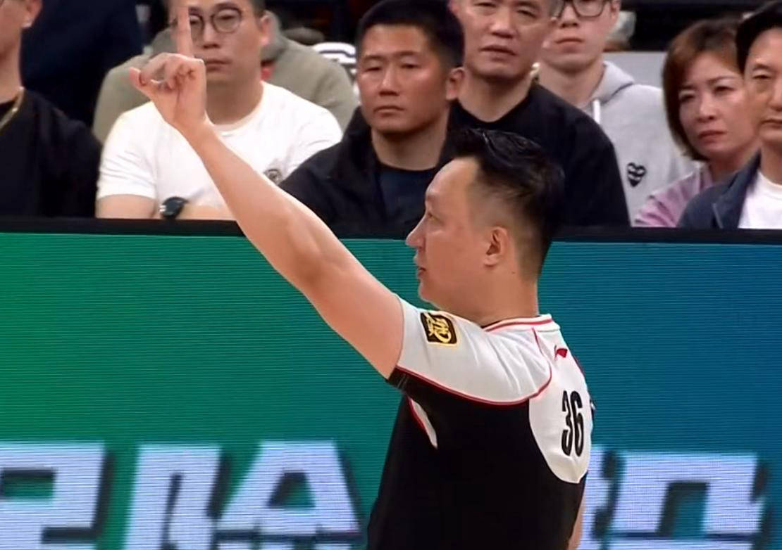 裁判判罚争议不断，现场气氛紧张混乱