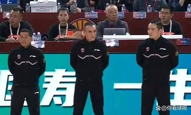 裁判判罚争议不断，现场气氛紧张混乱